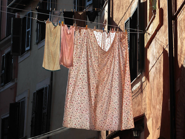 Laver le séchage sur une ligne de vêtements dans une rue italienne typique - Photo, image