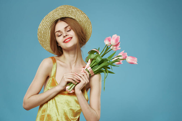 Όμορφη γυναίκα μπουκέτο λουλούδια αίγλη και πολυτέλεια χρυσό φόρεμα - Φωτογραφία, εικόνα
