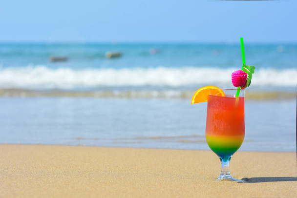 Las bebidas exóticas veraniegas de cóctel en la playa. Vacaciones de verano y relax. Playa con arena y palmeras. Concepto de vacaciones en el paraíso. Complejo tropical. - Foto, Imagen