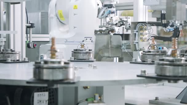 Gelişmiş robotik makine otomatik montaj hattında parça üretiyor - Video, Çekim