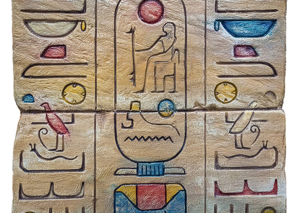 Egypti värikäs hieroglyfit veistetty pilariin eristetty valkoinen. - Valokuva, kuva