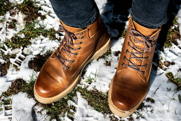 Mujer con botas de cuero en invierno naturaleza congelada. - Foto, Imagen