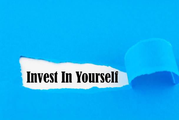Textschild mit Invest In Yourself.  - Foto, Bild