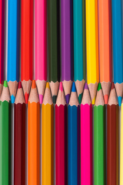 Κοντινό πλάνο macro του χρώματος μολύβι σωρό πένες μολύβι. - Φωτογραφία, εικόνα