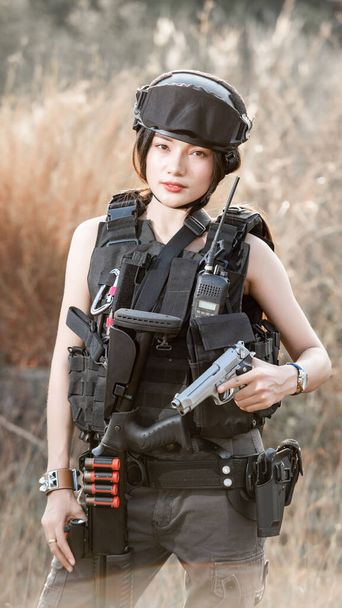 Портрет красивой сексуальной женщины с дробовиком и пистолетом в компьютерной игре E-Sports SWAT истребитель, полицейская тактическая концепция - Фото, изображение