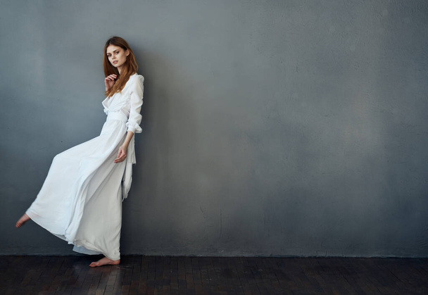 mujer atractiva vestido blanco lujoso rendimiento estudio gris fondo - Foto, Imagen