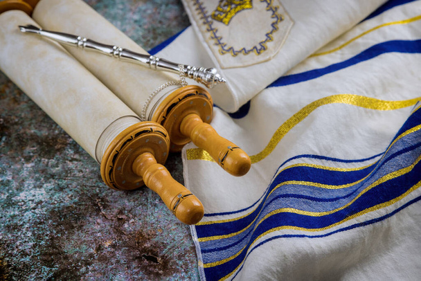 Musevi Ortodoks bayramları, dua öğeleri sırasında bir sinagogda Torah parşömeniyle konuşulan dua şalı. - Fotoğraf, Görsel