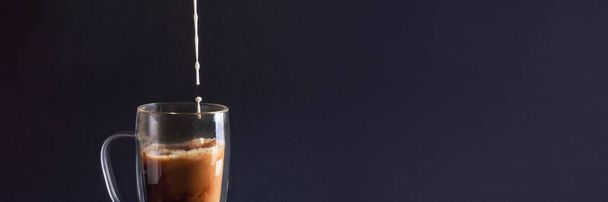 Banner met melk gieten in zwarte koffie - Foto, afbeelding