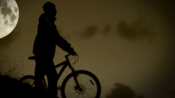 ciclista activo funciona con bicicleta en la luna de noche - Metraje, vídeo
