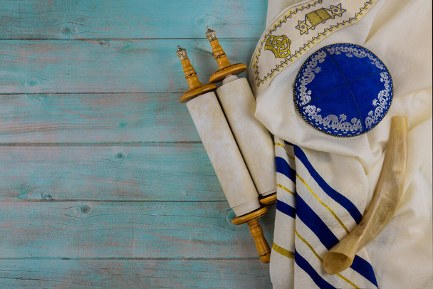 Jewish Orthodox religious symbols prayer book with torah scroll and shofar horn, prayer shawl tallit in a synagogue - 写真・画像