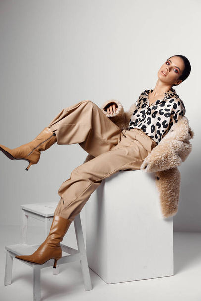 χαριτωμένο μελαχρινή φωτεινό μακιγιάζ λεοπάρδαλη εκτύπωση πουκάμισο φθινόπωρο στυλ μόδας - Φωτογραφία, εικόνα