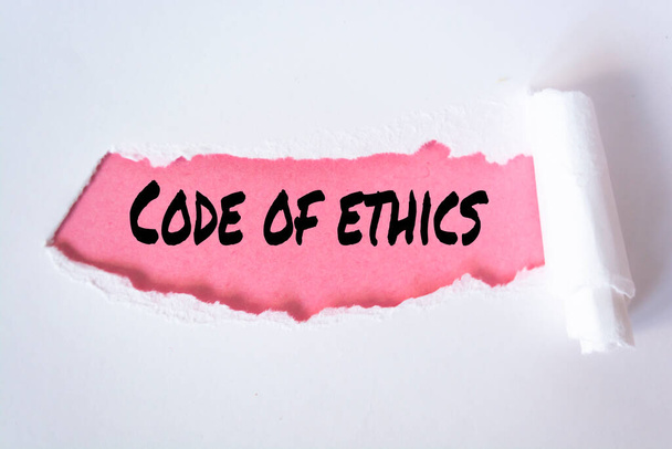 Texto que aparece por trás do envelope branco rasgado - Código de ética - Foto, Imagem