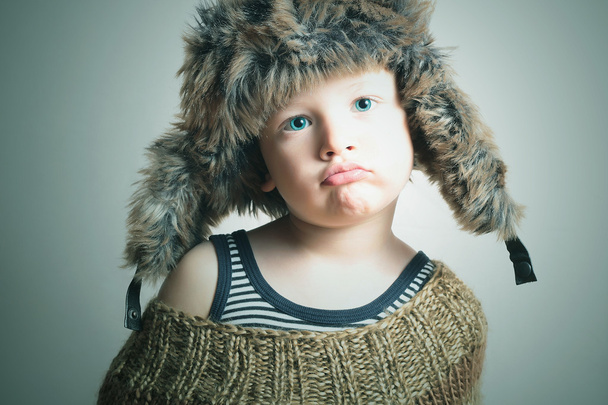 Emoção criança em pele Hat.fashion inverno style.little engraçado menino
 - Foto, Imagem