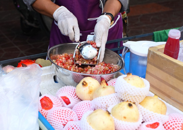 Exprimir jugo de granada en el mercado callejero, Tailandia, Bangkok
 - Foto, imagen