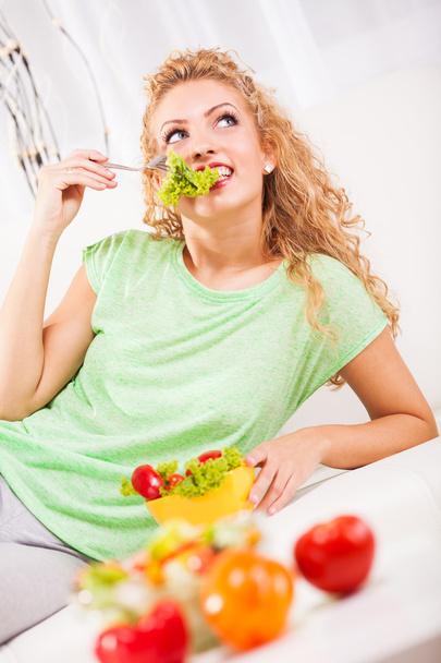 mujer joven comiendo ensalada - Foto, Imagen