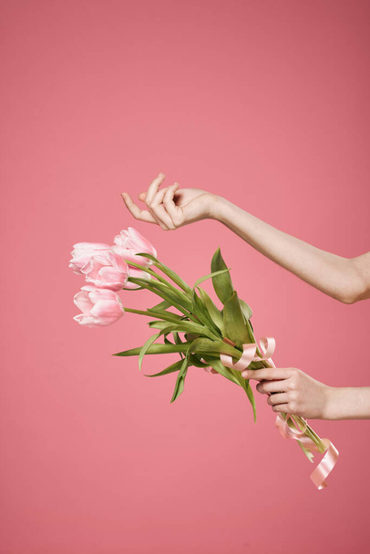 Kytice květin v rukou růžové pozadí dárek ženy den - Fotografie, Obrázek