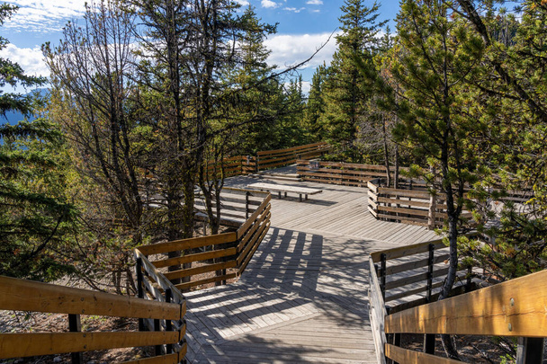 Sentiero montuoso sulfureo in estate, scale in legno e passerelle lungo la vetta. Banff National Park, Canadian Rockies, Alberta, Canada. - Foto, immagini