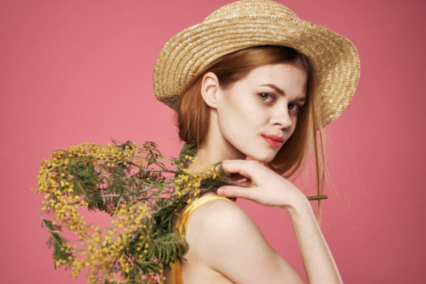 Elegante Frau trägt Mimose Strauß Hut Geschenk Urlaub Lebensstil - Foto, Bild