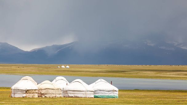 Piosenka Kul - wysokogórskie jezioro w górach Tian Shan Kirgistanu - Zdjęcie, obraz