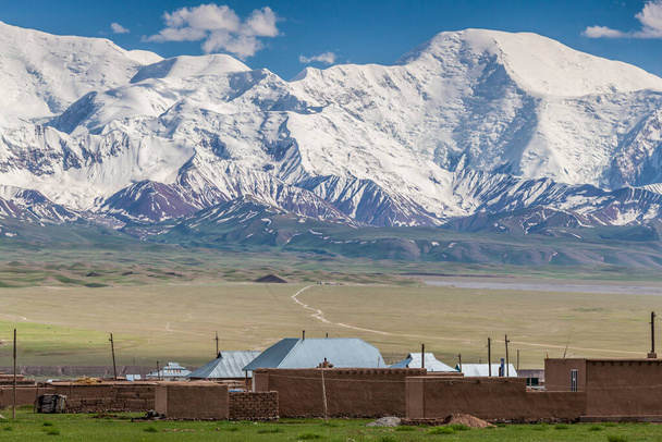 Beautiful view of the Pamir mountains in the Sary-Mogul area - Photo, Image
