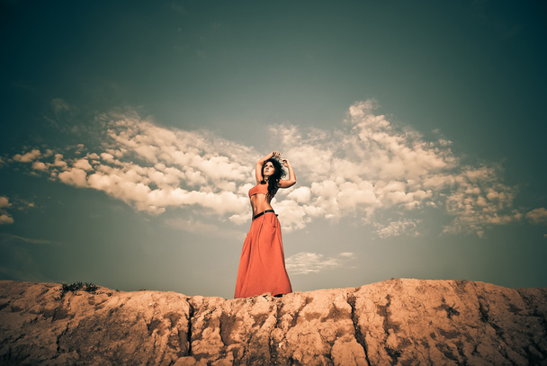 Woman on hill - Fotoğraf, Görsel