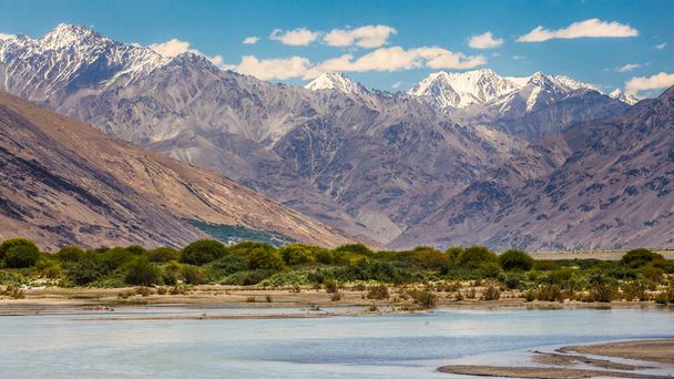 Чудовий краєвид на Памір, Афганістан і річку Пандж вздовж Вачанського коридору. - Фото, зображення