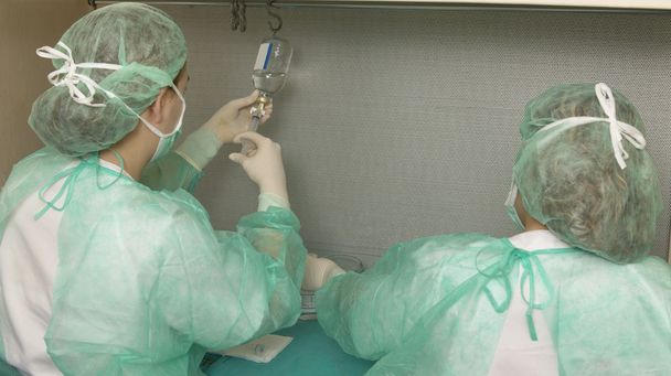 Médicos en laboratorio con suero fisiológico
 - Foto, imagen