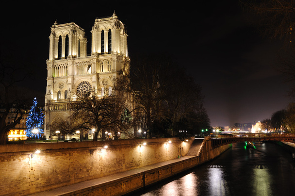 Нотр-Дам и Мбаппе ночью в Париже
 - Фото, изображение