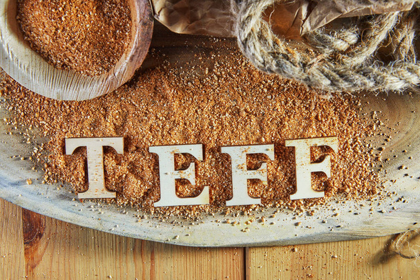 Teff, az ősi gluténmentes gabona alternatívája, fából készült betűkkel írva. Teff népszerű választás lett az egészséges táplálkozáshoz.. - Fotó, kép