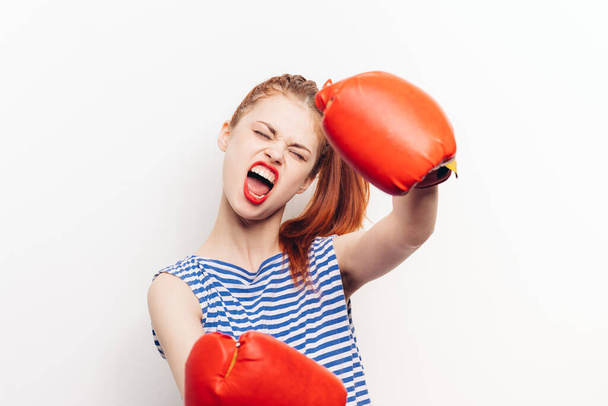boxe donna in guanti rossi a righe t-shirt trucco acconciatura - Foto, immagini