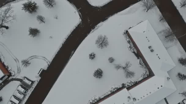 Aerial view házak épületek komplexum lakóházak szomszédságában tetőházak fedett hó - Felvétel, videó