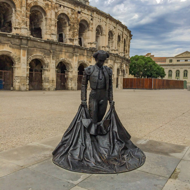 Estátua do histórico francês Matador Nimeno II em frente ao colosseum de Nimes, sul da França - Foto, Imagem