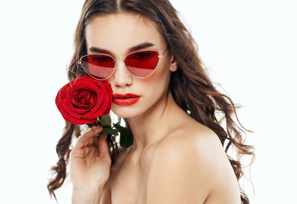 Charmante Frau mit roter Rose, brünette Sonnenbrille - Foto, Bild