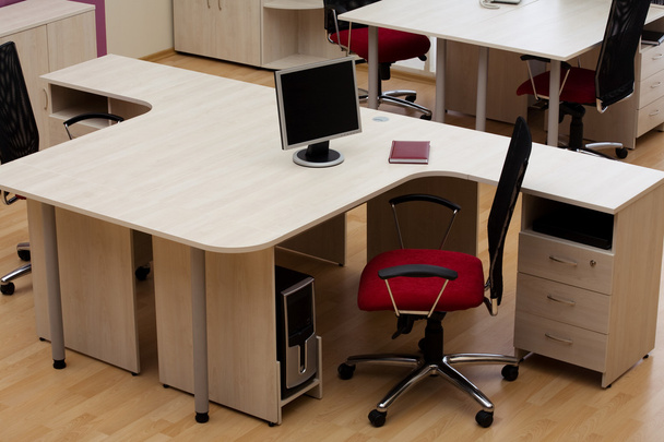Szép és új vörös szék modern irodában - Fotó, kép