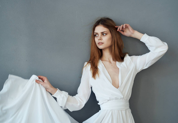 Mooie vrouw witte jurk romantiek prestaties luxe - Foto, afbeelding