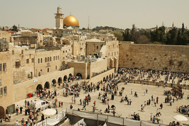 JERUSALÉN - 02 DE ABRIL: Oración judía ortodoxa en el Muro Occidental durante la fiesta de Pascua del 02 de abril de 2010 en Jerusalén, Israel
. - Foto, imagen