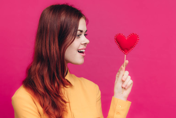 Valentin nap nő szívvel bot rózsaszín háttér kivágott nézet - Fotó, kép