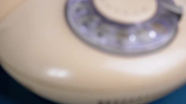 Κίτρινη Vintage Retro Rotary Τηλέφωνο με ένα περιστροφικό καντράν για να καλέσετε τον αριθμό. 4K - Πλάνα, βίντεο