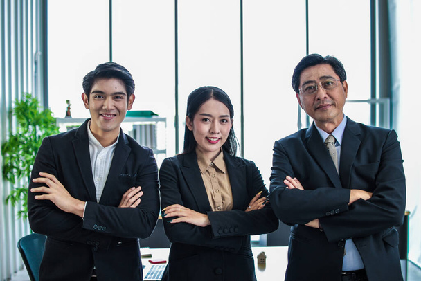 groupe d'asiatiques hommes d'affaires prospères debout bras croisés. Équipe d'affaires diverses souriant à la caméra dans le bureau - Photo, image