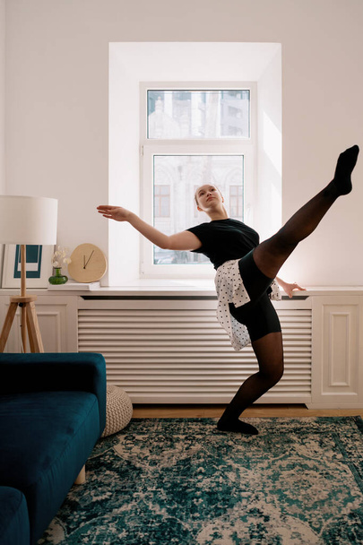 Bastante joven practicando ballet online - Foto, Imagen