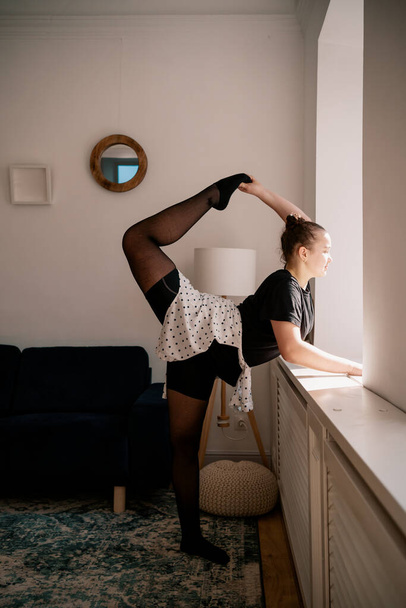Mooie jonge dame oefenen ballet online - Foto, afbeelding