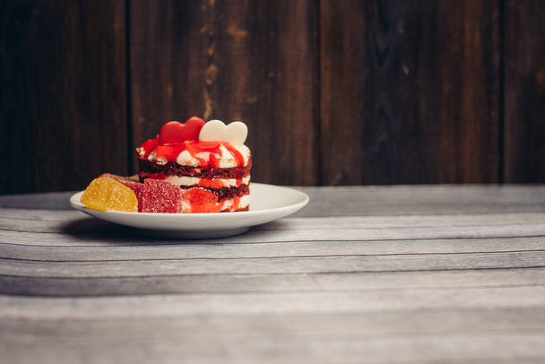 πολύχρωμα γλυκά μαρμελάδα σνακ σοκολάτα απόλαυση ξύλινο φόντο - Φωτογραφία, εικόνα