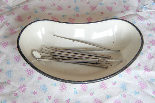 Tarjottimen lähikuvassa käytettävät hammasinstrumentit - Valokuva, kuva