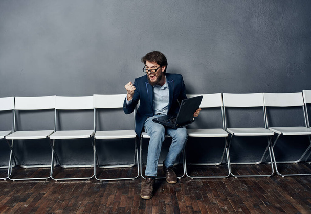 Hombre emocional sentado solo en una entrevista de trabajo - Foto, Imagen