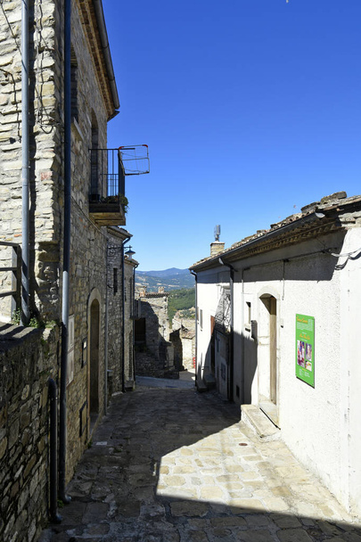 Wąska uliczka w Guardia Perticara, stare miasto w regionie Basilicata, Włochy. - Zdjęcie, obraz