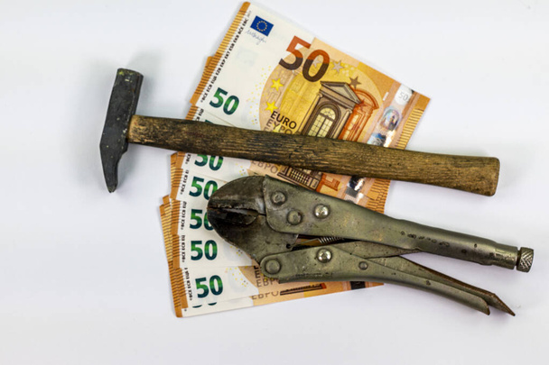 50 євро банкноти з робочими інструментами на білому тлі
 - Фото, зображення