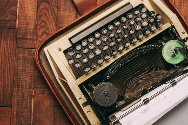 retro psací stroj s klávesami písmena dřevěné pozadí bílý list papíru noviny - Fotografie, Obrázek