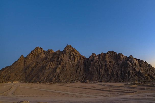 Гора в піщаній пустелі. Гори і чисте небо біля Шарма - ель - Шейха (Єгипет). - Фото, зображення
