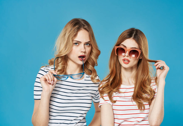 dwie dziewczyny współżycie moda studio luksus przycięty widok - Zdjęcie, obraz