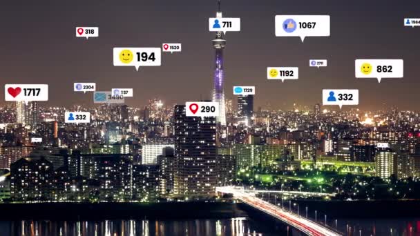 ソーシャルメディアのアイコンは、人々の関与接続を示すダウンタウン上を飛ぶ - 映像、動画
